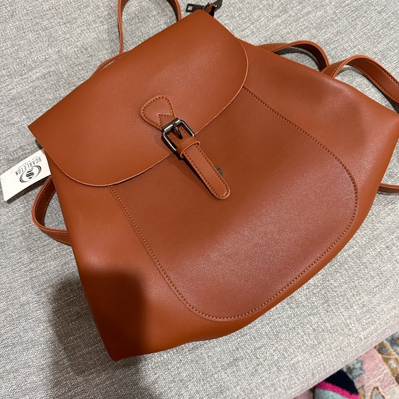 Leather backpack tags still on - Picture 4 of 6